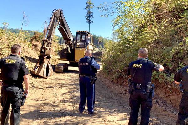 Man arrested after attempting to flee deputies in an excavator in Oregon